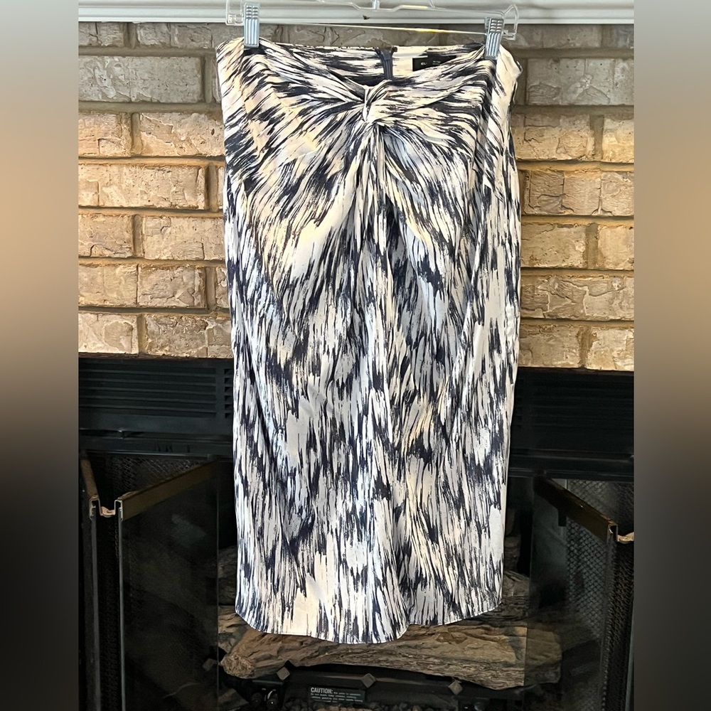 Club Monaco Stylish Blue and White Women's Skirt size 10 NWT
